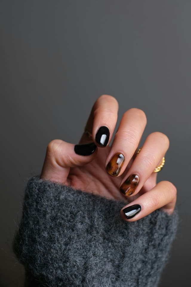 Short almond nails, black and tortoiseshell pattern